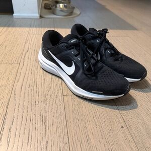 Nike Men's Black and White Athletic Shoes